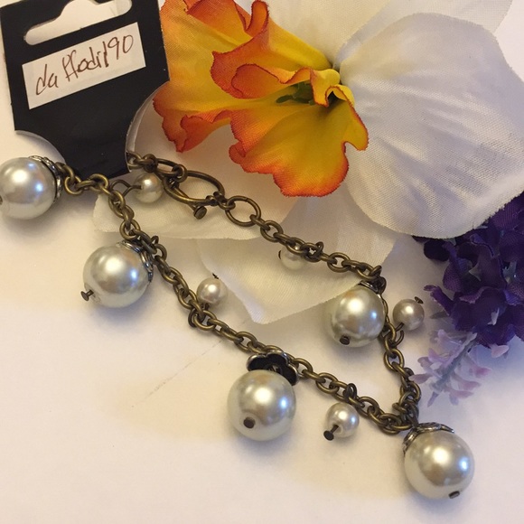 Faux pearl bracelet - Picture 1 of 3